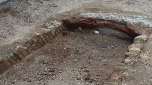 El refugi antiaeri 657 treu el cap durant les obres d’un carrer a Hostafrancs