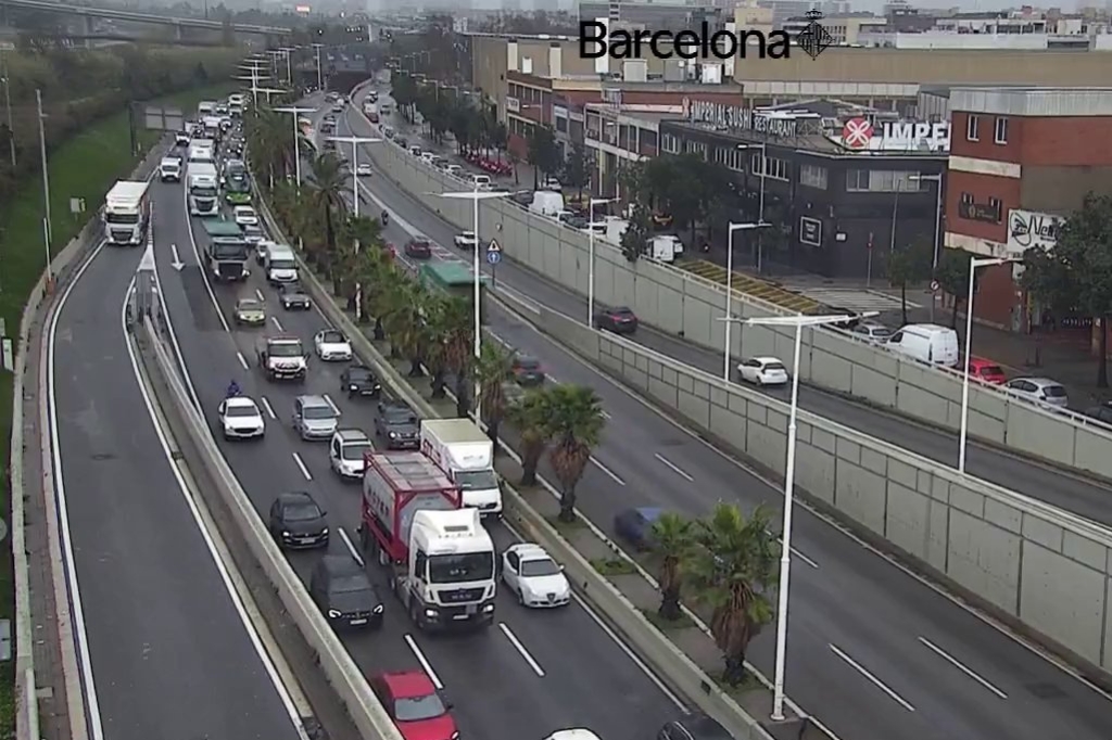 Accident múltiple al nus de la Trinitat amb quatre turismes i una moto implicats | Accidents, Guàrdia Urbana, Servei Català de Trànsit (SCT), trànsit