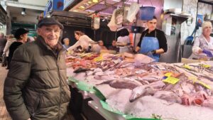 El Mercat de Montserrat viu amb nervis i nostàlgia les darreres hores abans del tancament i trasllat