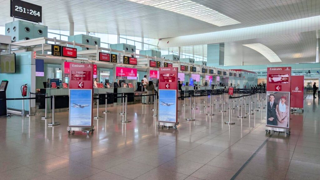 aeroport prat mostrador emirates