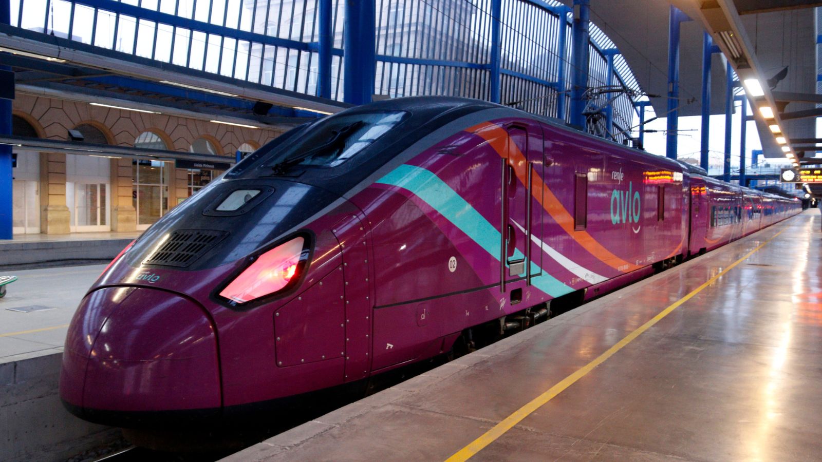 Renfe ofereix 1.100 places diàries més als trens Avant de la línia Lleida-Tarragona-Barcelona | CCOO, tren, viatges