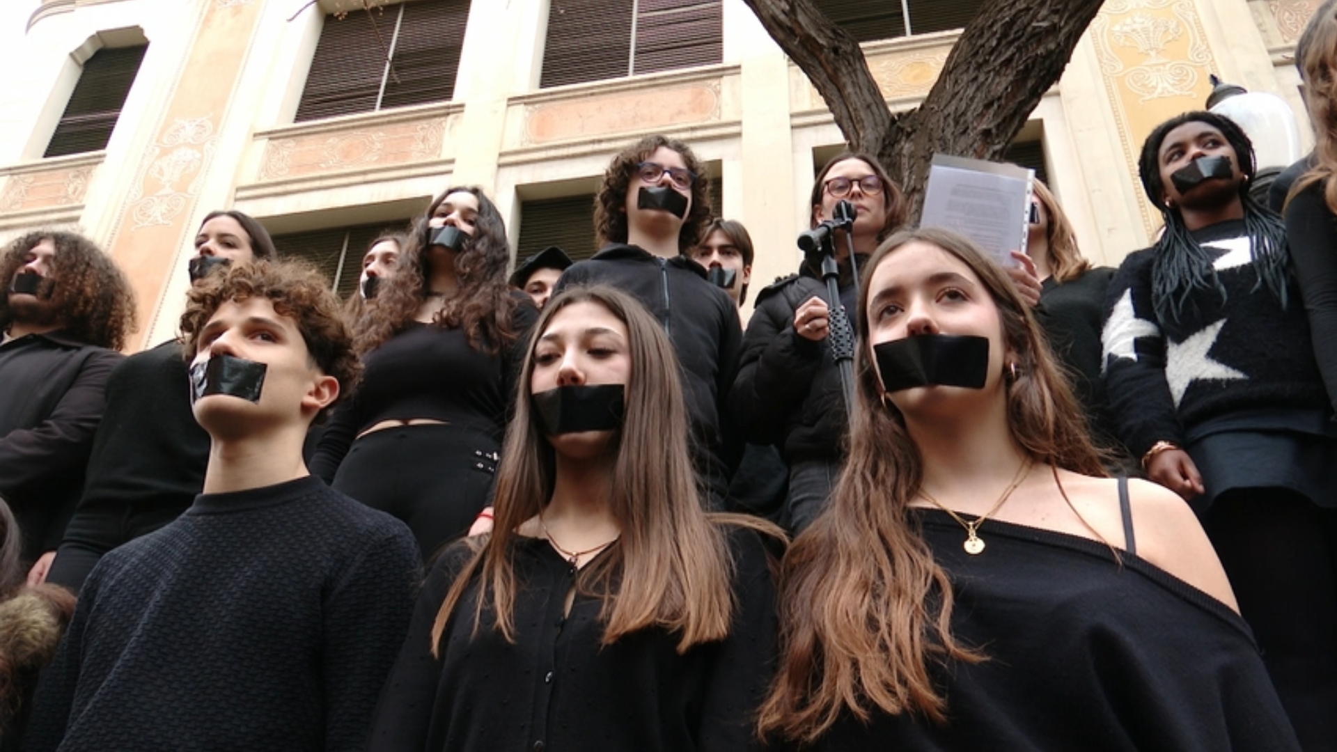 Més de 2.000 personalitats i entitats demanen mantenir el batxillerat escènic | Adolescència, batxillerat, estudiants, famílies, instituts, protestes, sindicat