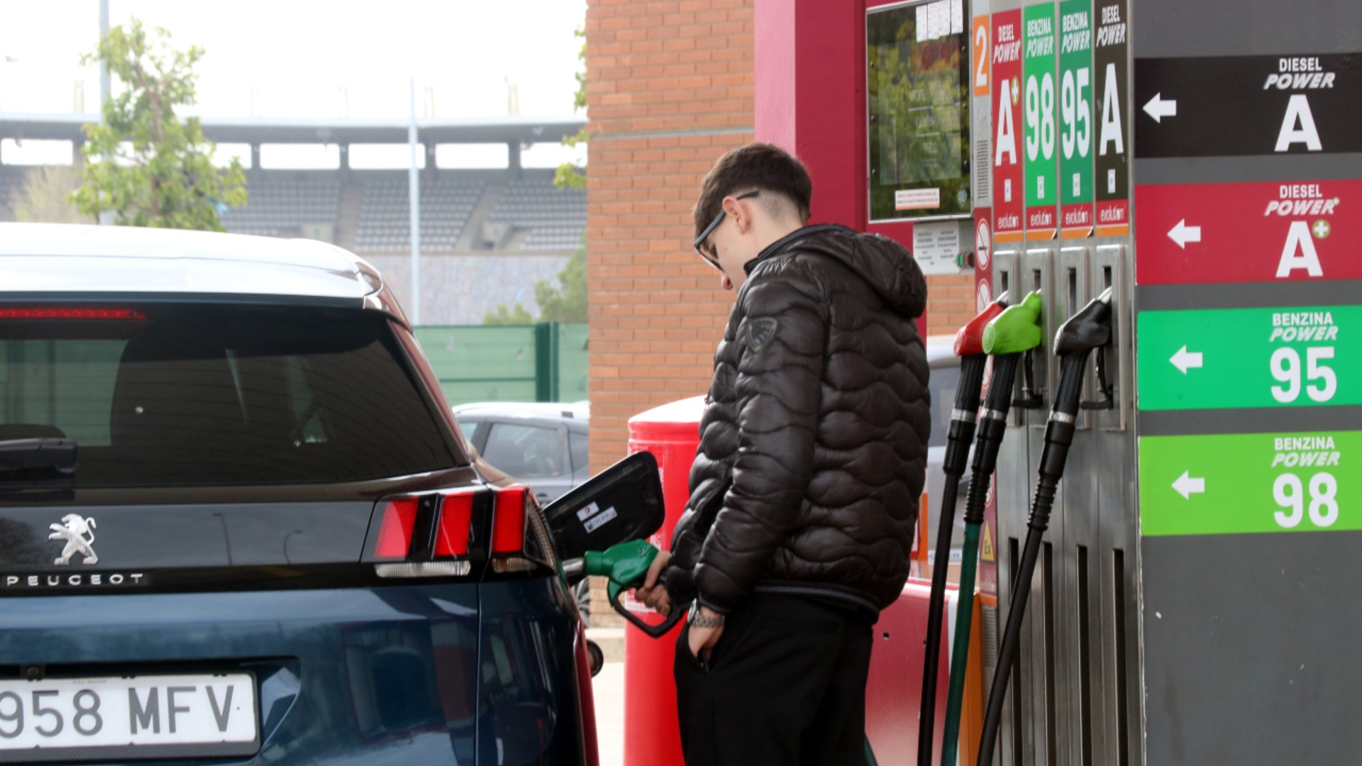 jove repostant benzina gasolinera