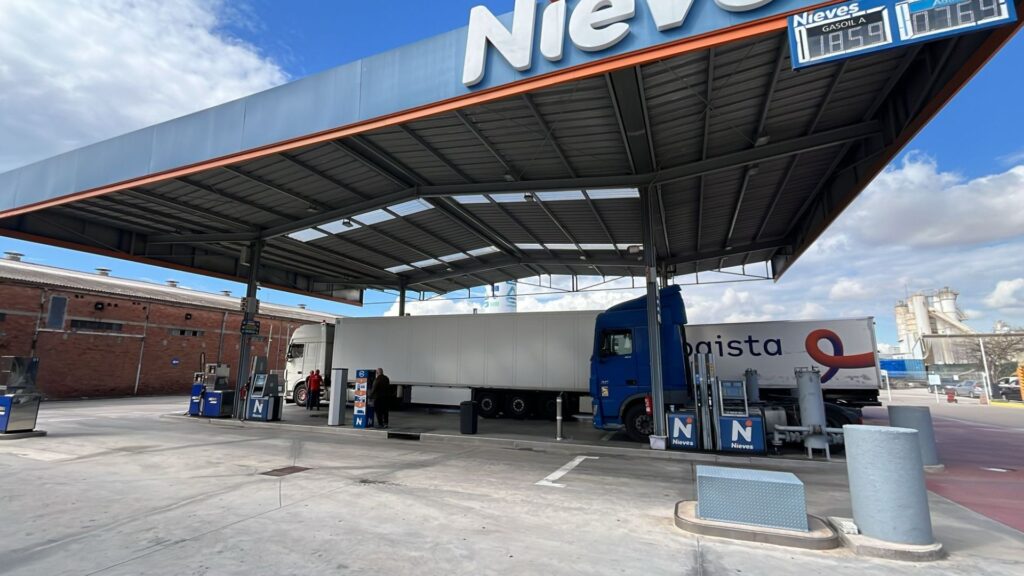 Els transportistes, preocupats pel preu de la benzina: "Sortirà més barat parar el camió" | preus, taxi, transport de mercaderies