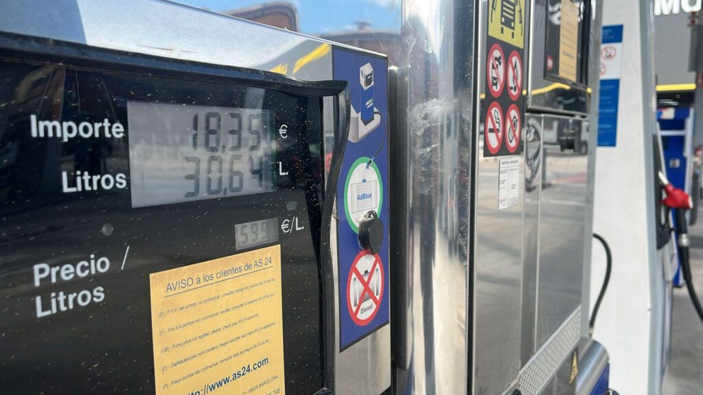 Els transportistes, preocupats pel preu de la benzina: "Sortirà més barat parar el camió" | preus, taxi, transport de mercaderies