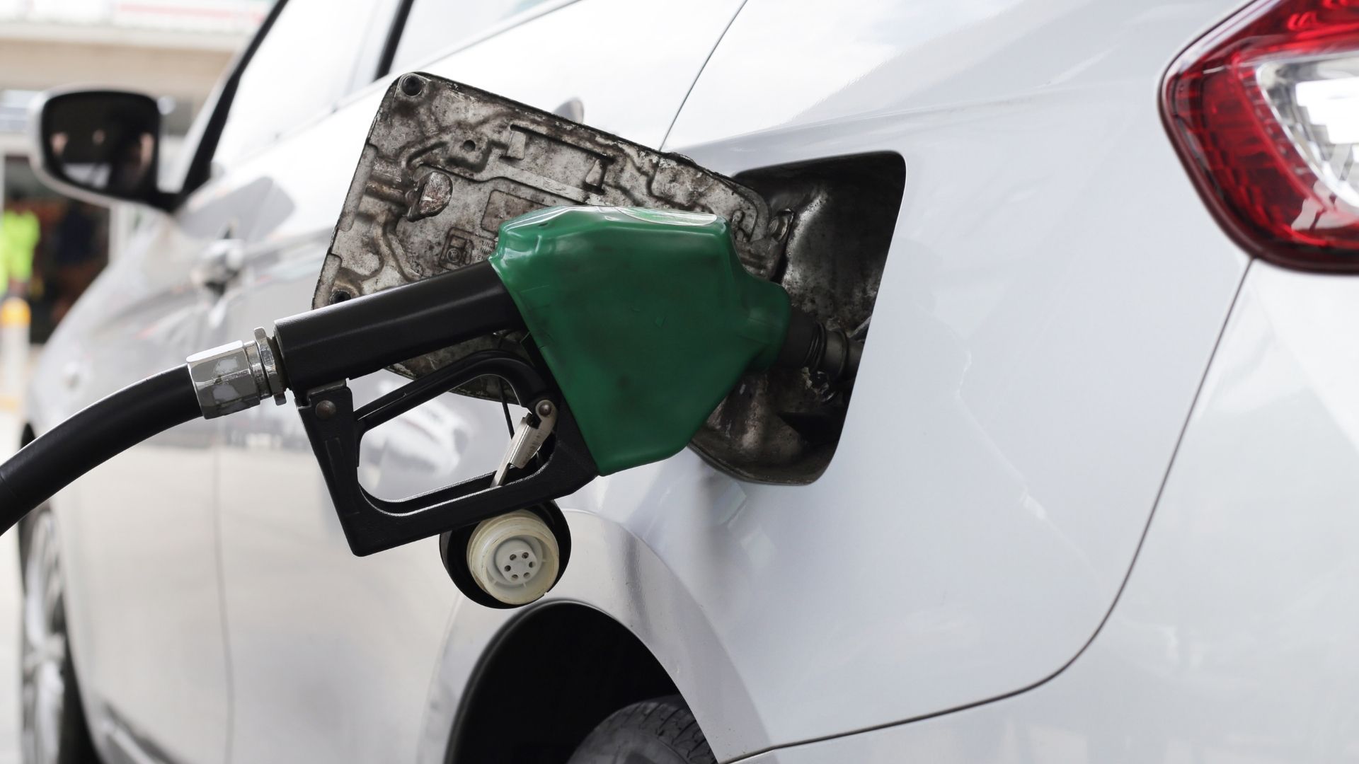 La CNMC vigila les gasolineres per evitar pujades exagerades del preu dels combustibles | empresa, energia, Govern d'Espanya, Orient Mitjà, preus