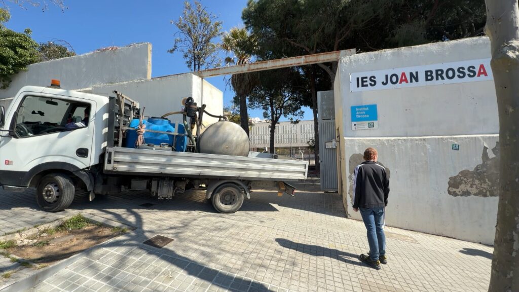 L'Institut Joan Brossa, 15 dies sense aigua per inundació d'aigües fecals: "Vam evacuar l'alumnat" | Consorci d'Educació de Barcelona, equipaments, escoles, instituts