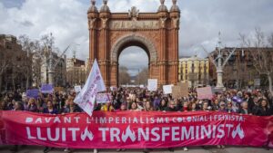 El feminisme omple Barcelona pel 8-M amb clams contra la guerra, el patriarcat i l’imperialisme