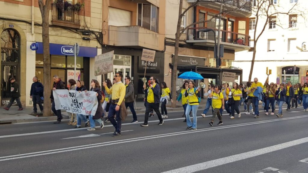 Protestes de metges i docents: els sindicats educatius qualifiquen la vaga d'històrica | Departament d'Educació, Departament de Salut, escoles, instituts, manifestacions a Barcelona, metges, sindicats, vaga