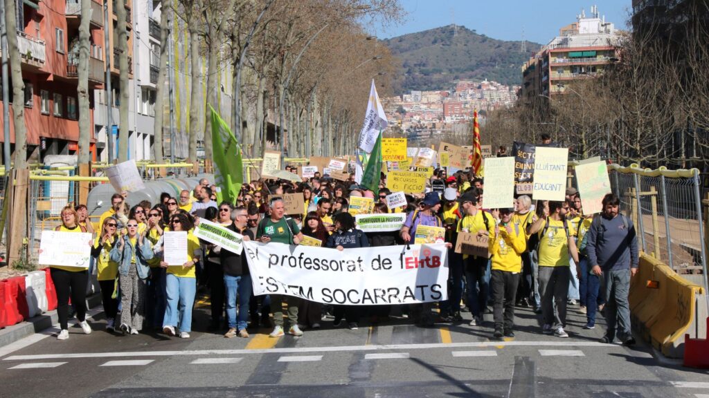 Protestes de metges i docents: els sindicats educatius qualifiquen la vaga d'històrica | Departament d'Educació, Departament de Salut, escoles, instituts, manifestacions a Barcelona, metges, sindicats, vaga