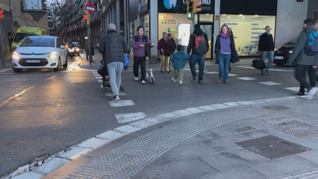 El carrer de la Constitució, col·lapsat per un error amb la coordinació dels semàfors | Barris, queixes veïnals, trànsit