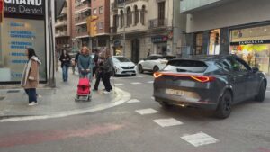 El carrer de la Constitució, col·lapsat per un error amb la coordinació dels semàfors