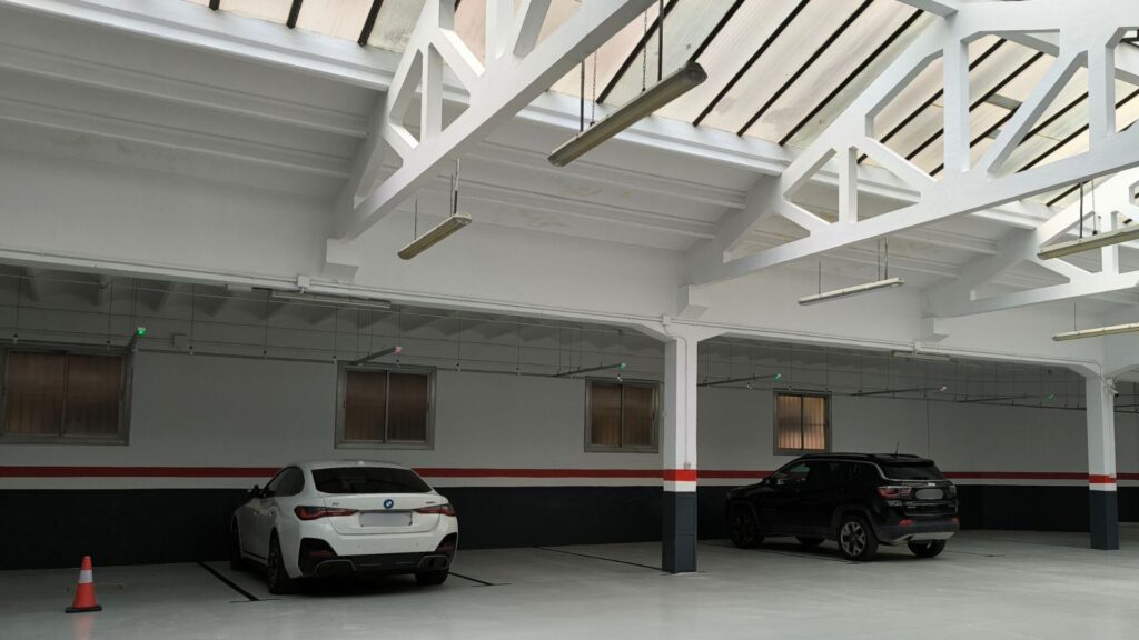 Cotxes grans i places de pàrquing petites: l'aventura d'aparcar en l'era de l'autoobesitat | aparcaments, automòbils, construcció, cotxe, vehicles privats