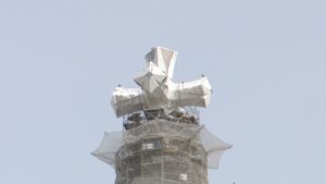 La creu de la torre de Jesús de la Sagrada Família ja és visible: comencen a retirar les bastides