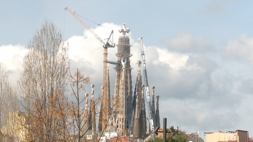 La Sagrada Fam&iacute;lia, des de la pla&ccedil;a de les Gl&ograve;ries