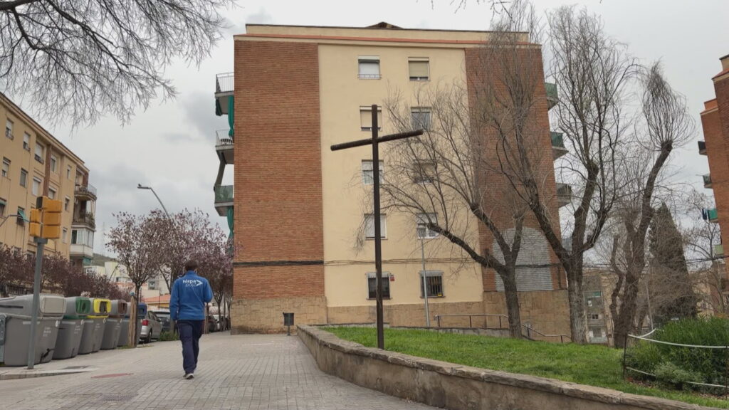 Troballes que sorprenen: una primera pedra de pisos del Prat de Llobregat... al barri de Porta | Barris, mobiliari urbà