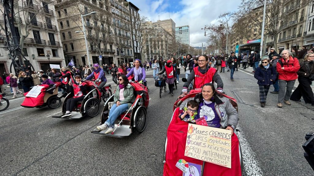 El feminisme omple Barcelona pel 8-M amb clams contra la guerra, el patriarcat i l'imperialisme | Dia Internacional de les Dones, dones, feminisme, manifestacions a Barcelona