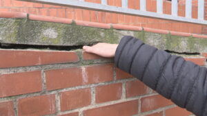 Esquerdes i despreniments alarmen els veïns del passeig de Santa Coloma: “Necessitem ajuts”