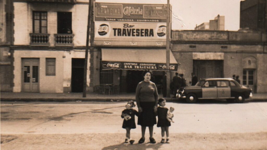 famiia Crusells davant la  botiga  travessera de Les corts
