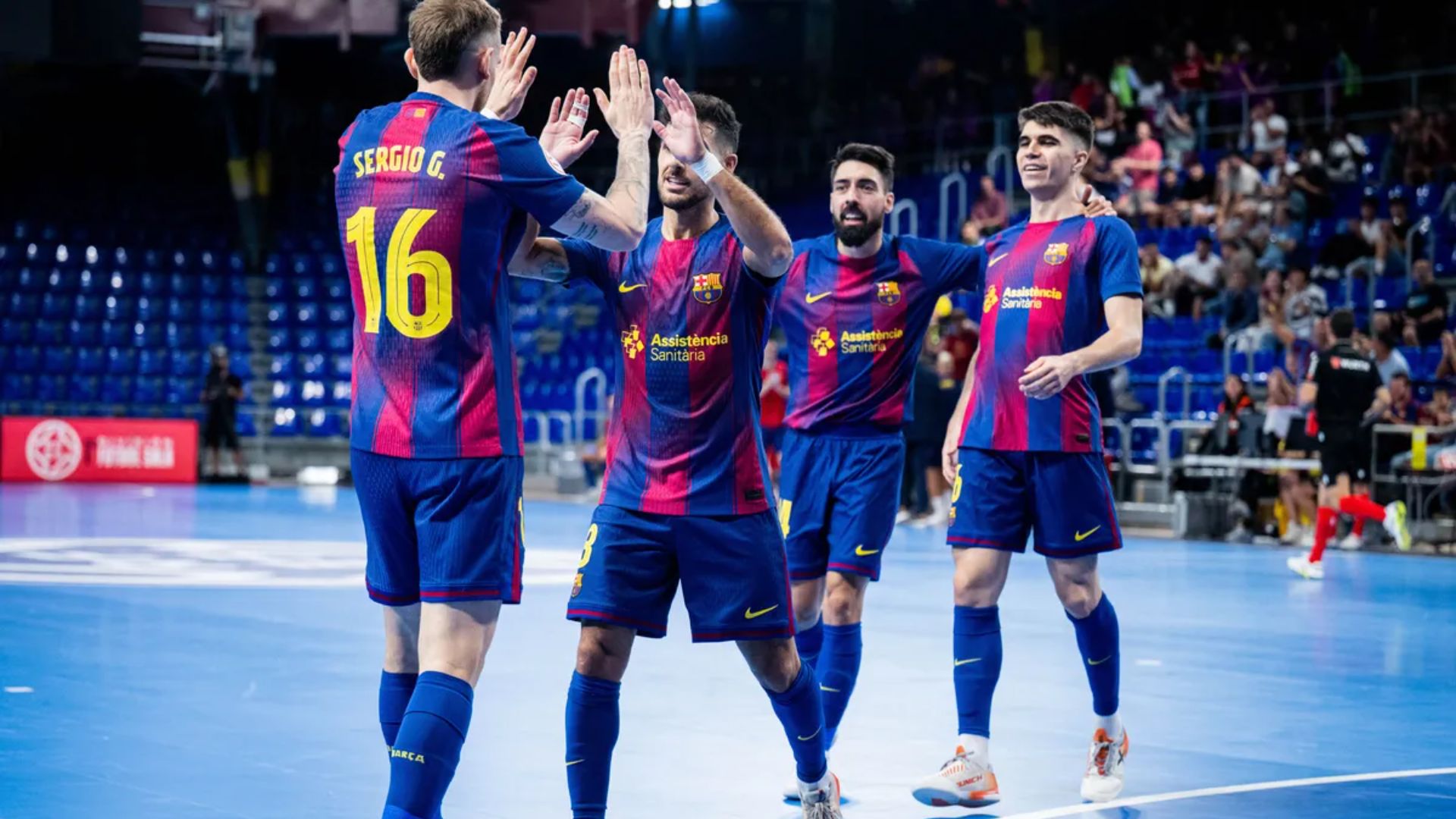 Jugadors del Barça de futbol sala celebren gol