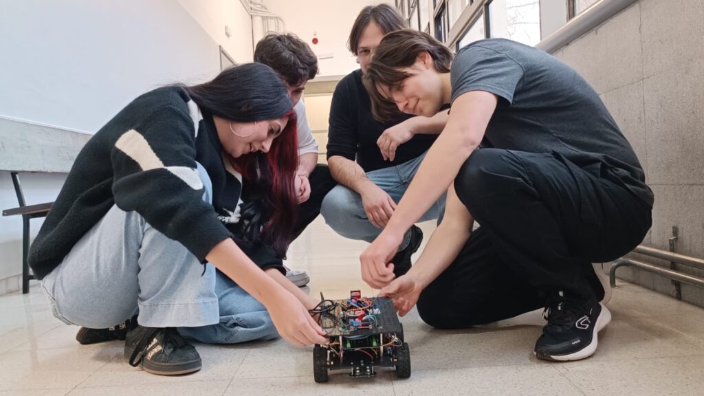 Trencar la bretxa de gènere a l'FP: les noies es reivindiquen als estudis industrials | Consorci d'Educació de Barcelona, Dia Internacional de les Dones, dones, formació professional, igualtat de gènere, robòtica, tecnologia