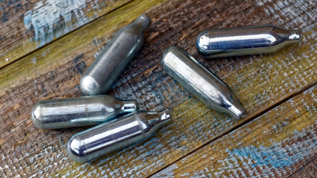 Alerta de riesgo neurológico por el gas de la risa: el Instituto Guttmann atiende a seis jóvenes con secuelas graves | consumo de drogas, droga, drogas, jóvenes