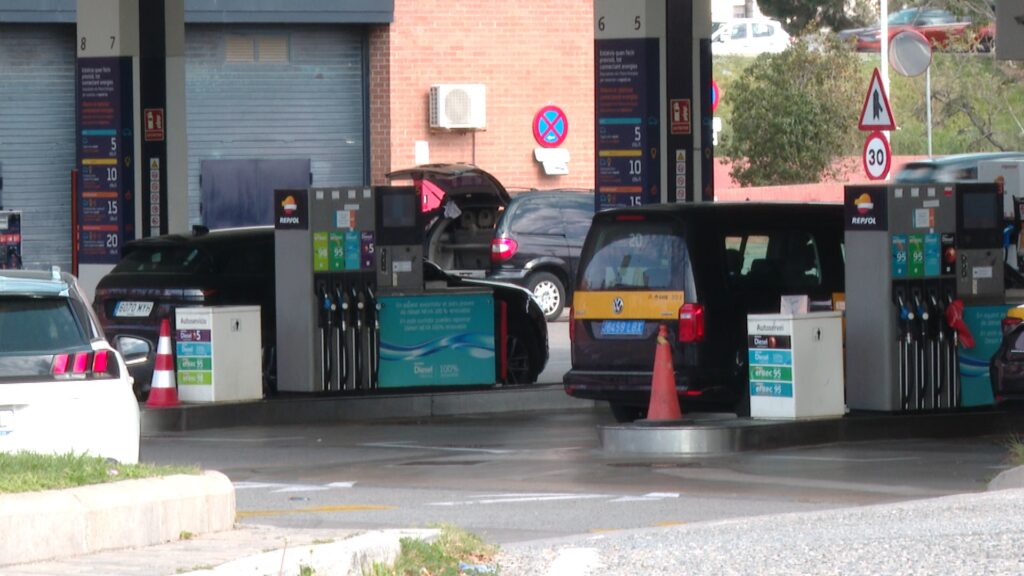 La gasolina, la llum i el gas, més barats: entra en vigor la rebaixa de l'IVA | electricitat, gas, Govern d'Espanya, impostos, Orient Mitjà