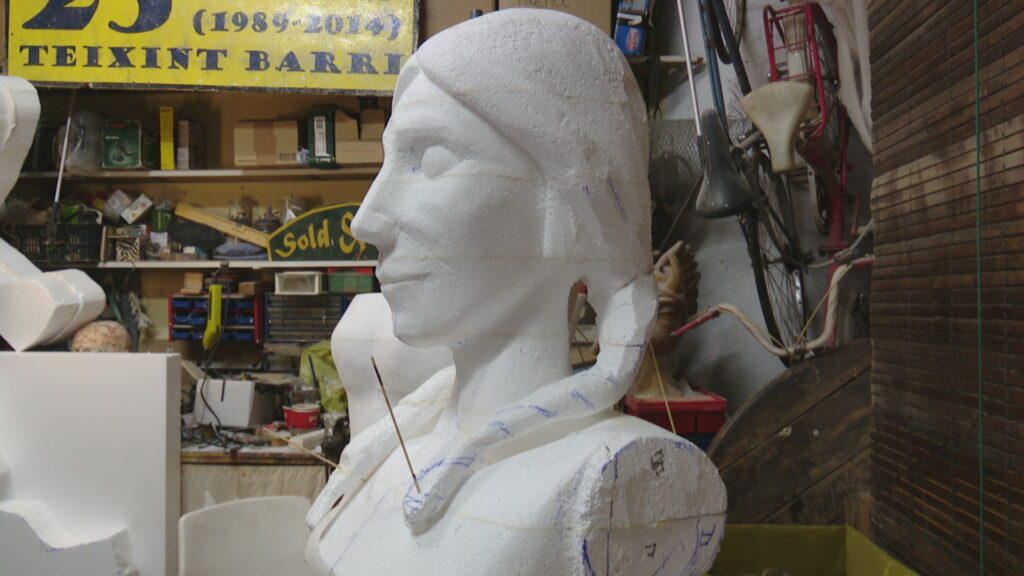 La Barceloneta construye la primera gigante gitana de Barcelona, que lucirá por la Mercè | Barrios, cultura popular, fiestas de la Mercè, gigantes