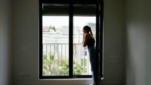 Els joves de BCN ja paguen més de 1.000 € al mes per viure sols, però posen un 7,76 a la seva vida