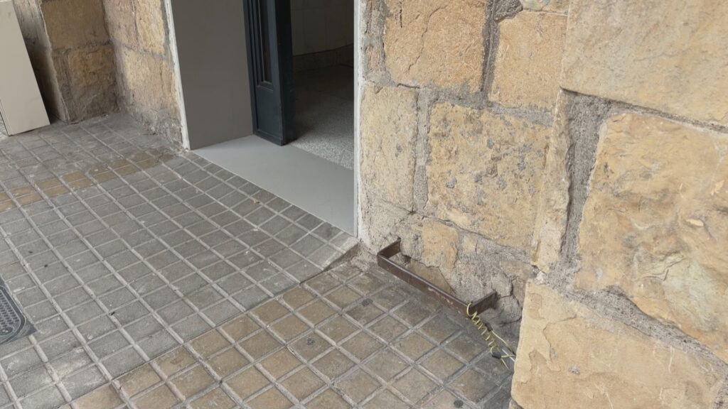 Troballes que sorprenen: una primera pedra de pisos del Prat de Llobregat... al barri de Porta | Barris, mobiliari urbà