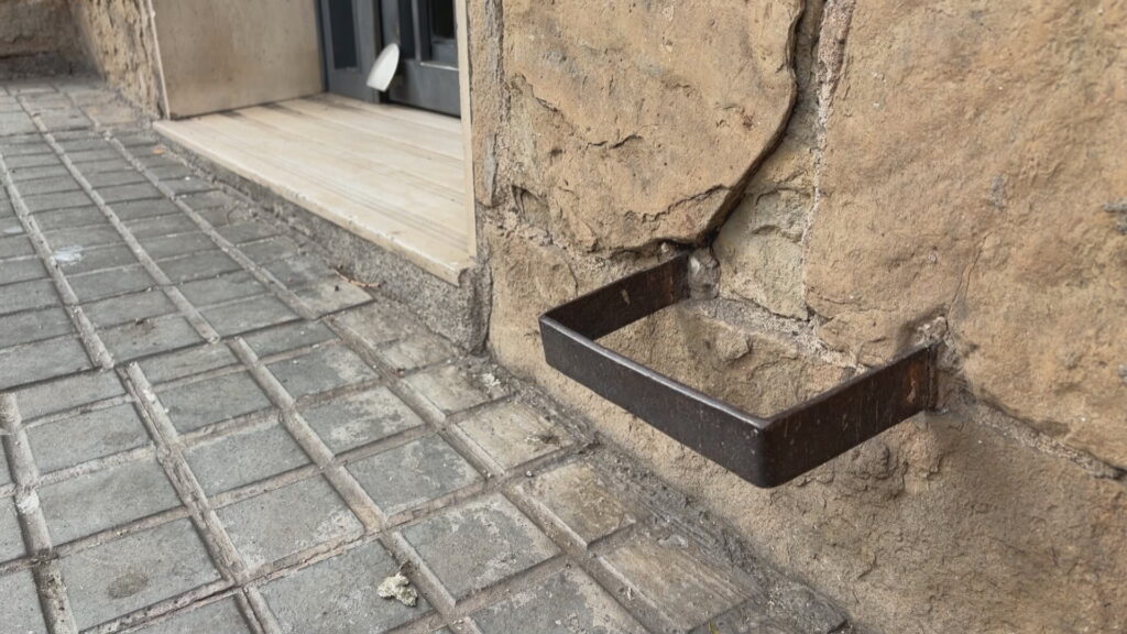Troballes que sorprenen: una primera pedra de pisos del Prat de Llobregat... al barri de Porta | Barris, mobiliari urbà