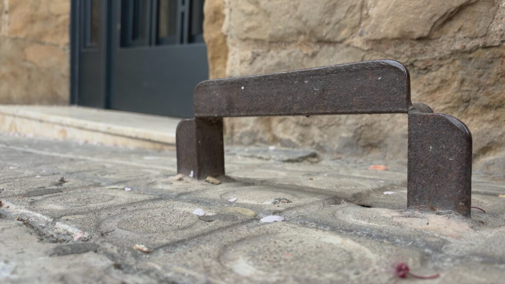 Troballes que sorprenen: una primera pedra de pisos del Prat de Llobregat... al barri de Porta | Barris, mobiliari urbà