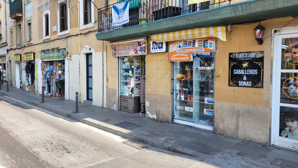 La calle de la Maquinista, en la Barceloneta, acumula locales cerrados en los últimos meses | Barrios, tiendas
