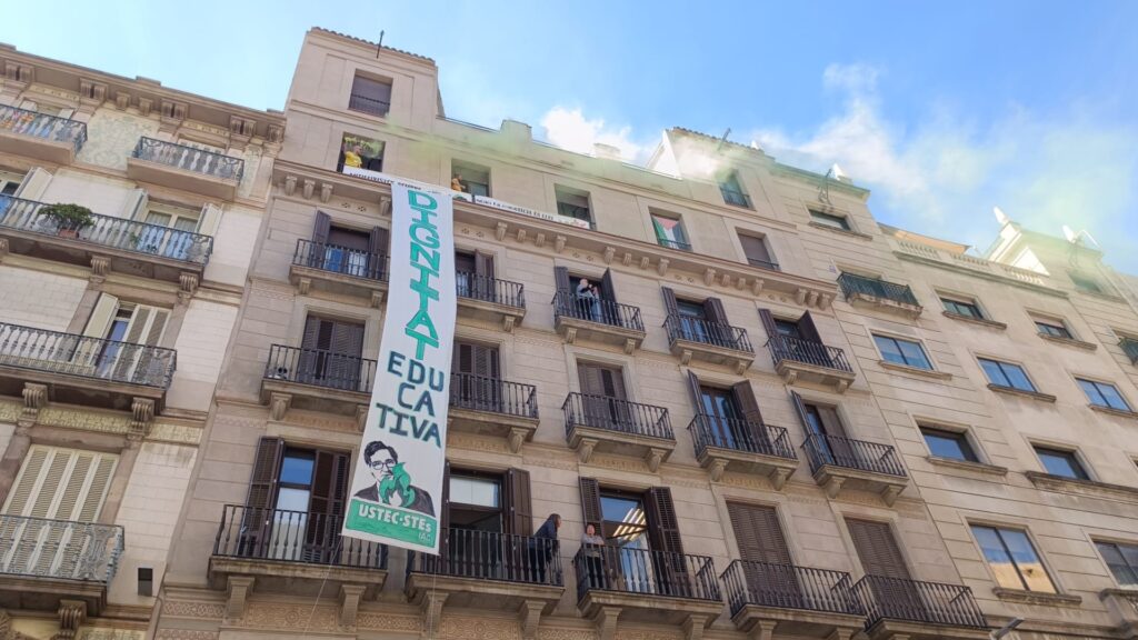 Milers de docents surten al carrer en el primer dia de vaga | Consorci d'Educació de Barcelona, Departament d'Educació, escoles, instituts, sindicats, USTEC, vaga