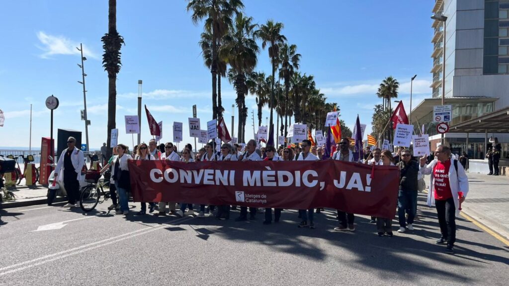 Protestes de metges i docents: els sindicats educatius qualifiquen la vaga d'històrica | Departament d'Educació, Departament de Salut, escoles, instituts, manifestacions a Barcelona, metges, sindicats, vaga