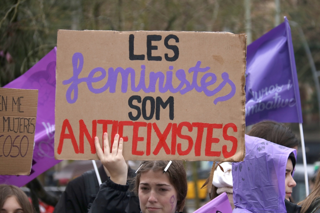 Les estudiants es manifesten a Barcelona en suport a la vaga pel 8-M | Dia Internacional de les Dones, dones, estudiants, manifestacions a Barcelona, vaga