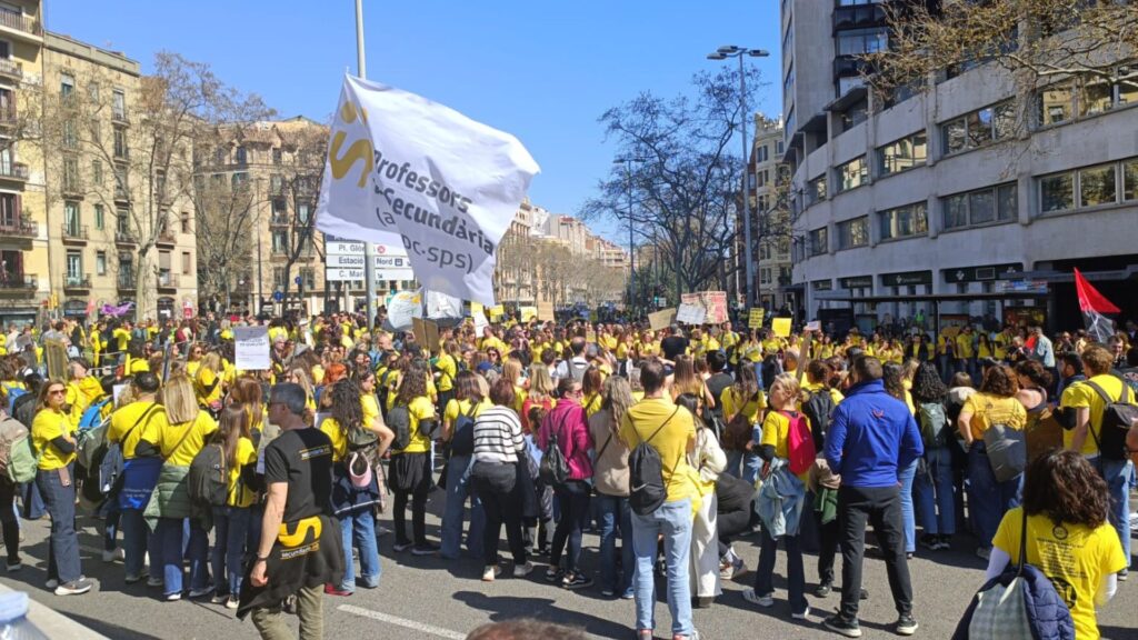 Protestes de metges i docents: els sindicats educatius qualifiquen la vaga d'històrica | Departament d'Educació, Departament de Salut, escoles, instituts, manifestacions a Barcelona, metges, sindicats, vaga