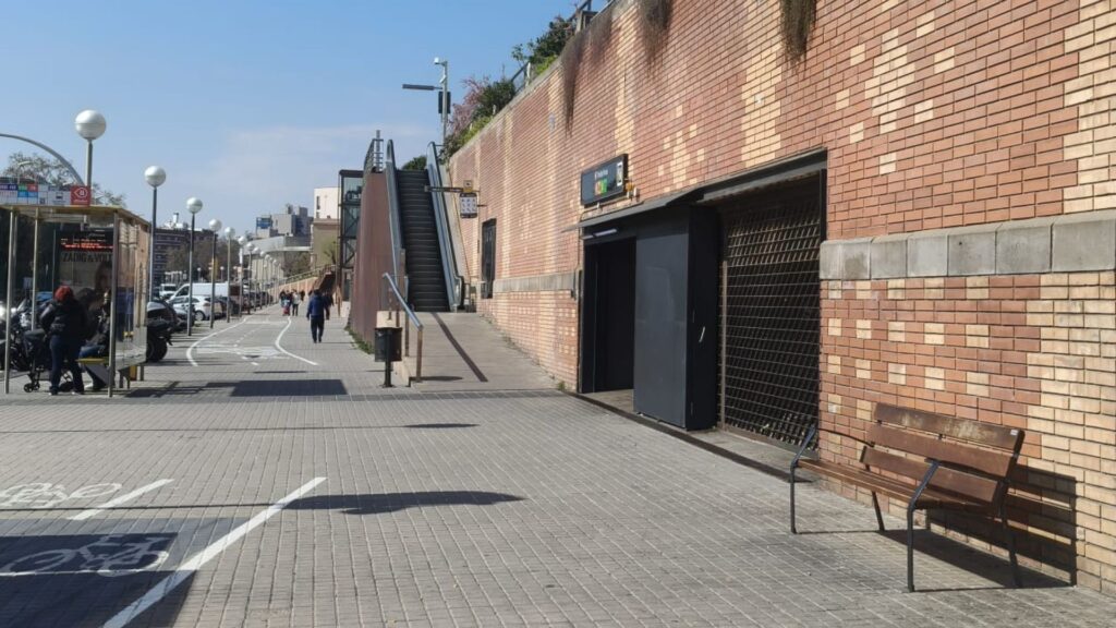 El desert d'asfalt del carrer d'Aiguablava: mig quilòmetre sense ombra | Barris, calor, canvi climàtic, queixes veïnals