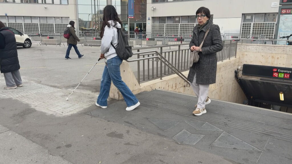 Les obres de l’L8 converteixen el camí a l’ONCE en un laberint per a les persones cegues | Barris, discapacitats, obres, ONCE
