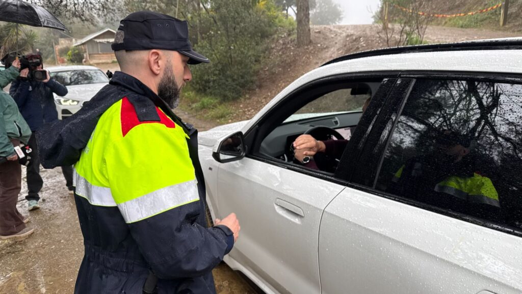 Mozo informando cierre Parque de Collserola peste porcina