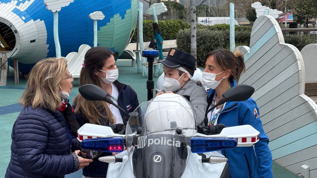 Els infants malalts del Vall d'Hebron juguen a ser policies per un dia | Hospital Vall d'Hebron, infants, Mossos d'Esquadra