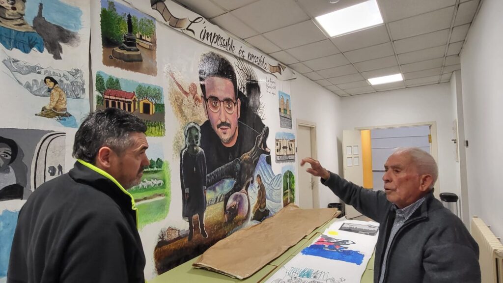 Bayona torna a la seva infantesa a la Trinitat Vella: el barri homenatja el fill més cinematogràfic | Barris, cine