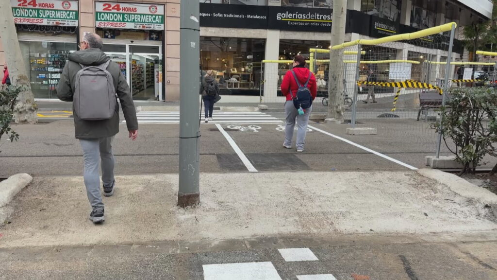 Les obres de l’L8 converteixen el camí a l’ONCE en un laberint per a les persones cegues | Barris, discapacitats, obres, ONCE