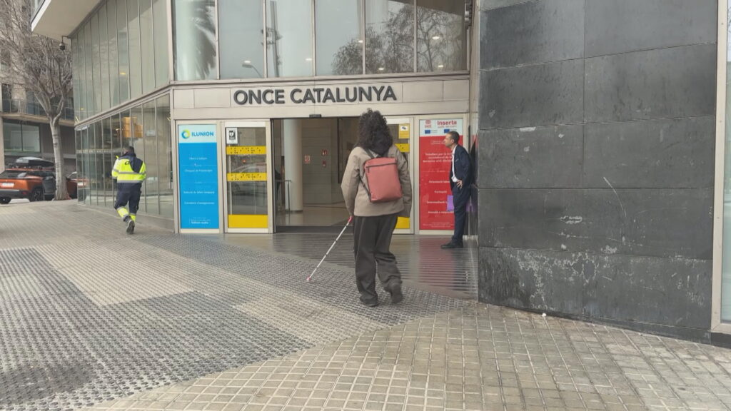 Les obres de l’L8 converteixen el camí a l’ONCE en un laberint per a les persones cegues | Barris, discapacitats, obres, ONCE