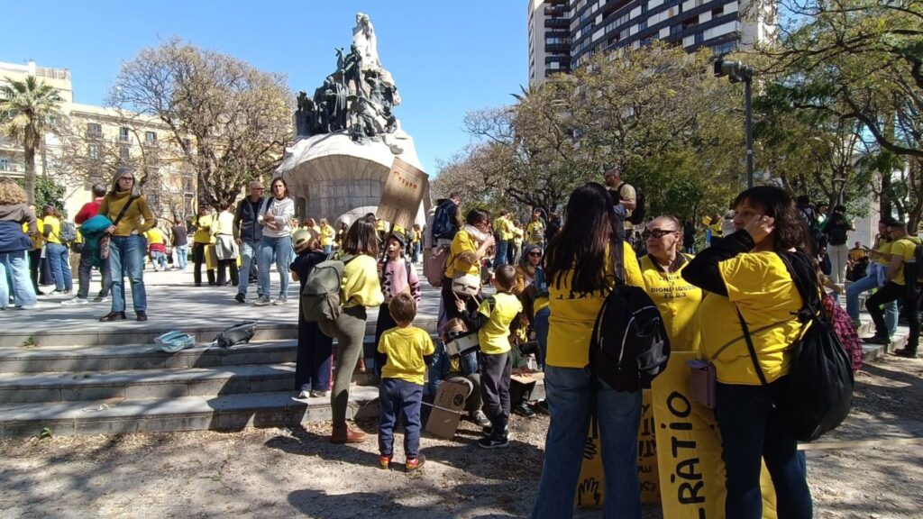 Protestes de metges i docents: els sindicats educatius qualifiquen la vaga d'històrica | Departament d'Educació, Departament de Salut, escoles, instituts, manifestacions a Barcelona, metges, sindicats, vaga