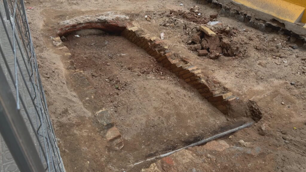 El refugi antiaeri 657 treu el cap durant les obres d'un carrer a Hostafrancs | arqueologia, Barris, Guerra Civil, obres, patrimoni