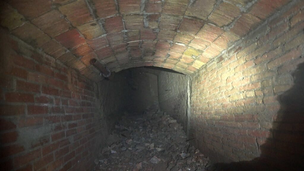 VÍDEO | Primeres imatges del refugi antiaeri d'Hostafrancs, inspeccionat pels Mossos d'Esquadra | arqueologia, Mossos d'Esquadra, patrimoni històric