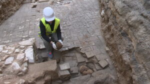 Bales de canó, escates de peix, tenalles i pipes ens revelen com era l’antic barri de la Ribera