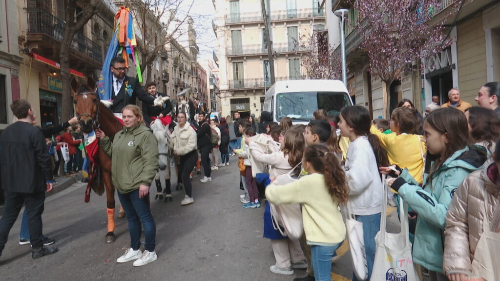 Sant Medir reparteix 26 tones de caramels a Gràcia, Sarrià - Sant Gervasi, el Farró i La Bordeta |