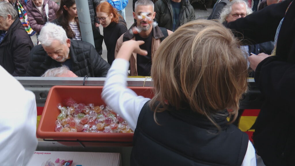 Sant Medir reparteix 26 tones de caramels a Gràcia, Sarrià - Sant Gervasi, el Farró i La Bordeta |